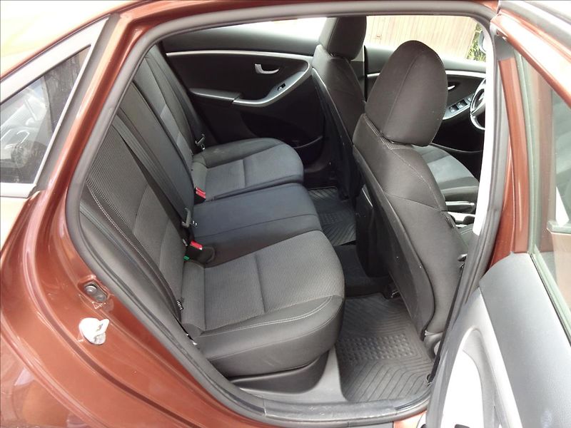Hyundai i30 1,6i 88kW - fotka 23 z 48