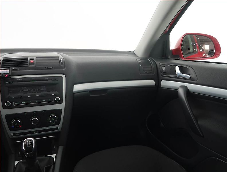 Škoda Octavia (2011) Ambiente 1.4 TSI, Serv.kniha - fotka 8 z 17