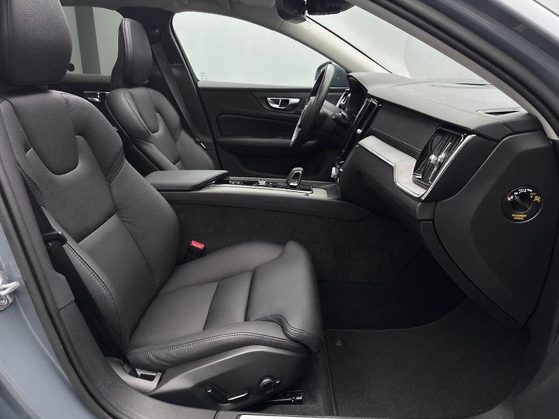 Volvo V60 CC MOMENTUM PRO AUT - fotka 25 z 48