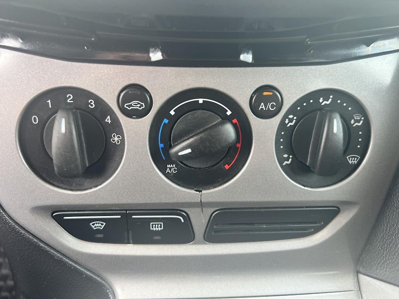 Ford Focus 1.6i KLIMATIZACE NAVI ALU KOLA - fotka 23 z 42