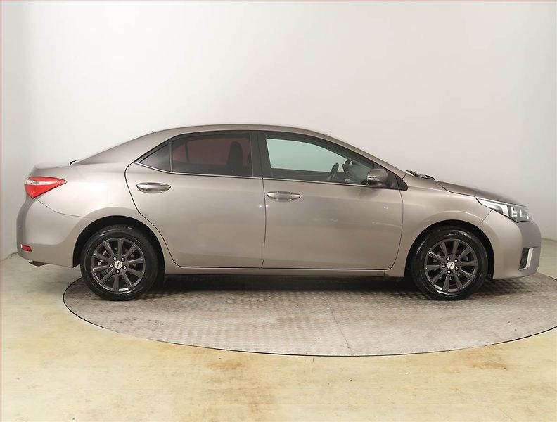 Toyota Corolla (2016) 1.6 Valvematic, Automat - fotka 6 z 22