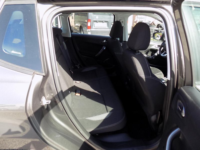 Peugeot 2008 1,2I 60 KW ACTIVE, TAŽNÉ, ČR - fotka 24 z 41