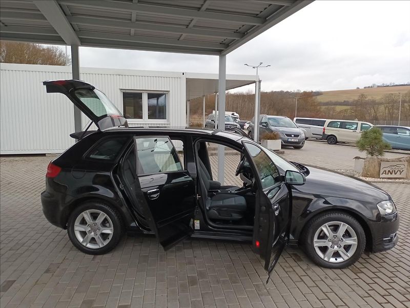 Audi A3 1,6 TDI,XENON,VÝHŘEV,  Sportba - fotka 9 z 33