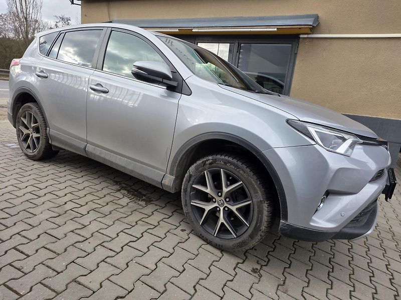 Toyota RAV4 2.0-1.MAJITEL-TAŽNÉ-KAMERA - fotka 4 z 12