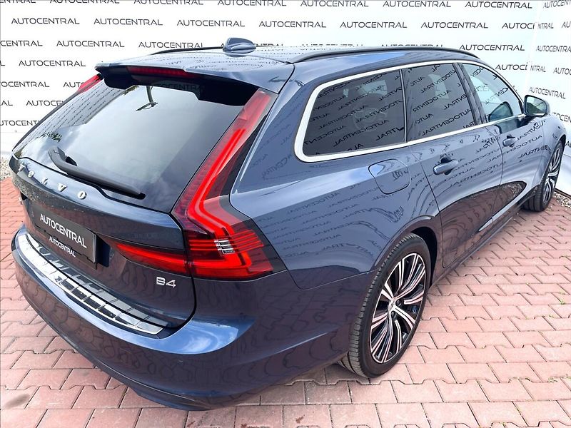 Volvo V90 2,0 i,145kW,MHEV core,STK 7/28 - fotka 10 z 28