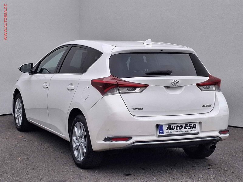 Toyota Auris (2016) 1.6 i, ČR, navi, autoAC - fotka 6 z 16