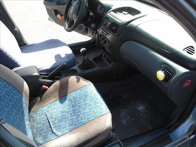 Nissan Almera 1,5 - fotka 14 z 16