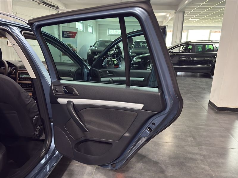 Škoda Octavia 1,4   TSI 90KW 1.MAJ FAMILY - fotka 24 z 37