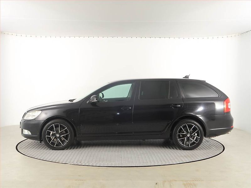 Škoda Octavia (2010) Ambiente 2.0 TDI, Xenony - fotka 3 z 16