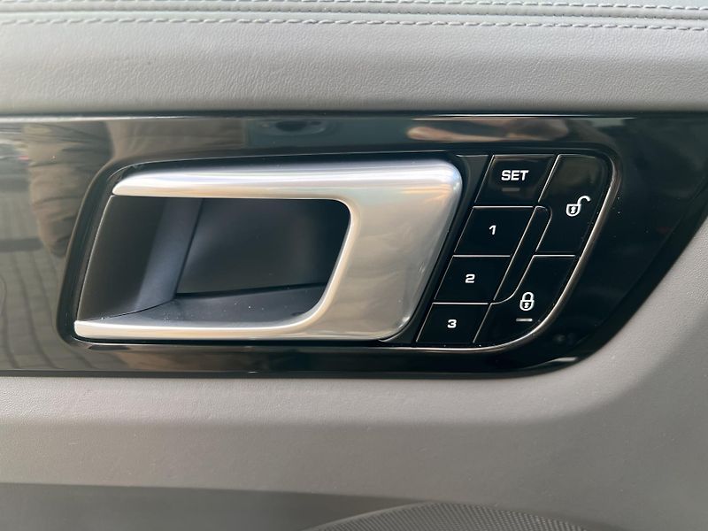 Porsche Cayenne (2018) 3.0i*V6*250KW*E-Hybrid - fotka 11 z 40