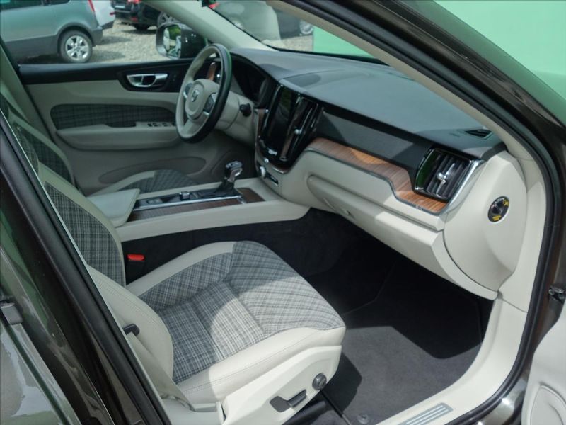Volvo XC60 2,0 140kW 4x4 MOMENTUM - fotka 69 z 73