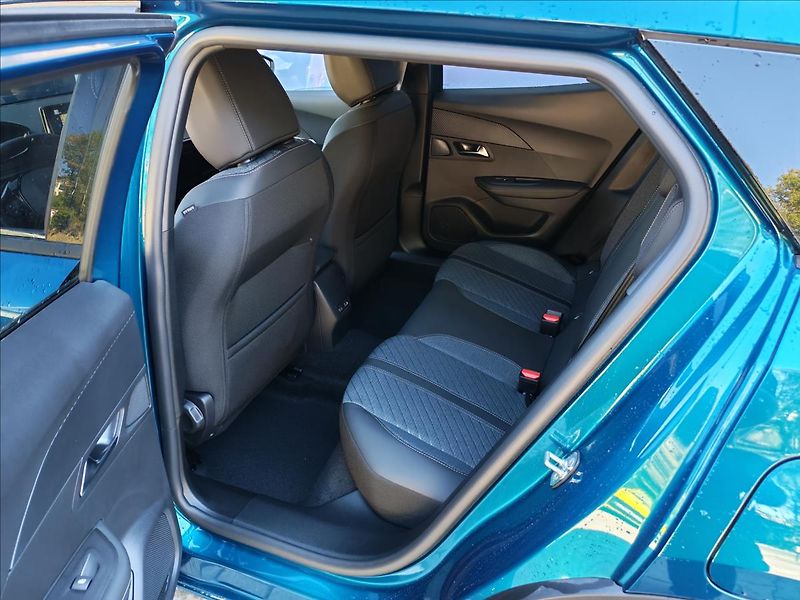Peugeot 2008 (2026) 1.2 ALLURE Hybrid 110 e-DCS6 - fotka 13 z 18