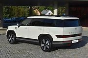 Auto má dlouhý rozvor a díky tomu menší přesahy karosérie za koly