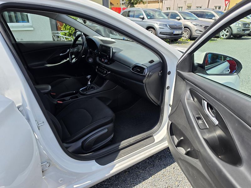 Hyundai i30 1.4i  - fotka 15 z 20