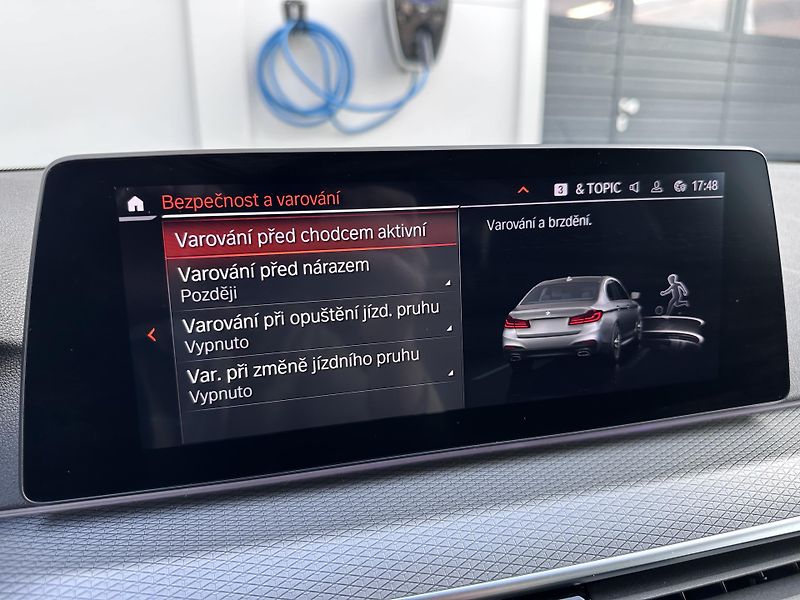 BMW Řada 5 M550i xDrive - fotka 15 z 26