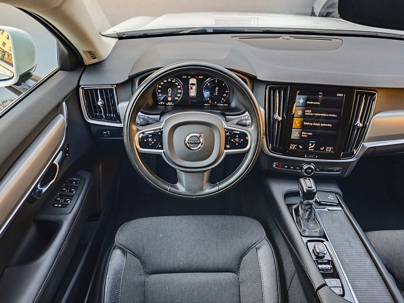 Volvo V90 (2019) 2.0 D4 Momentum 140kW 8AT - fotka 17 z 43