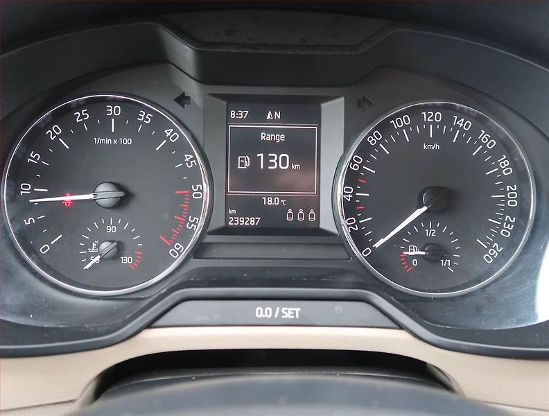 Škoda Octavia (2016) 2.0 TDI, Navi, Xenony - fotka 11 z 15