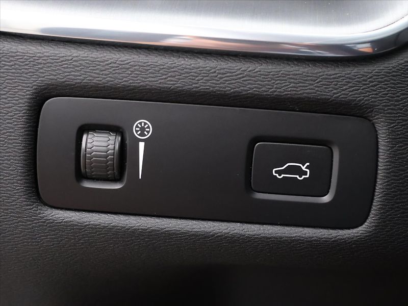 Volvo XC60 2,0 B4 145KW AWD MOMENTUM - fotka 17 z 40