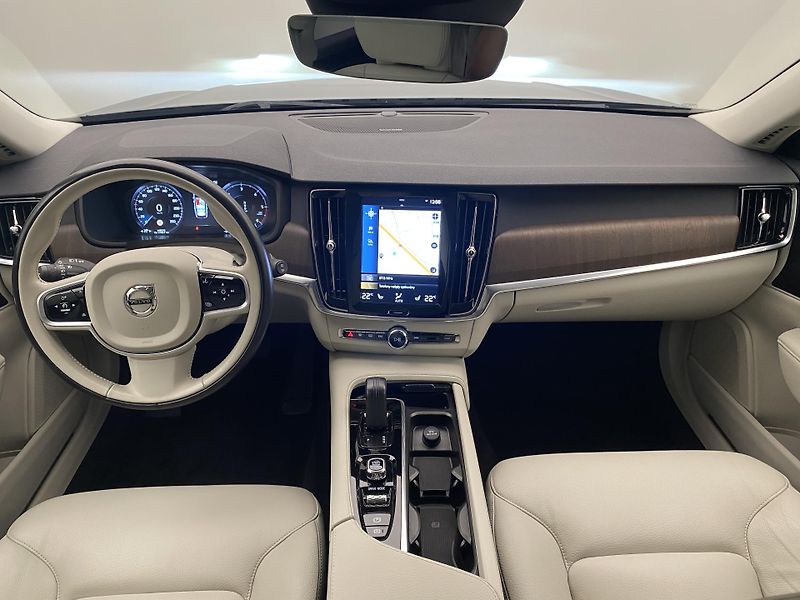 Volvo V90 CC B4 AWD MOMENTUM AUT - fotka 2 z 52