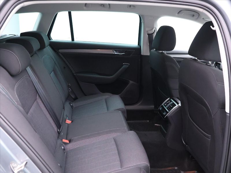 Škoda Superb 2.0 TDI DSG Style Navi LED - fotka 13 z 32