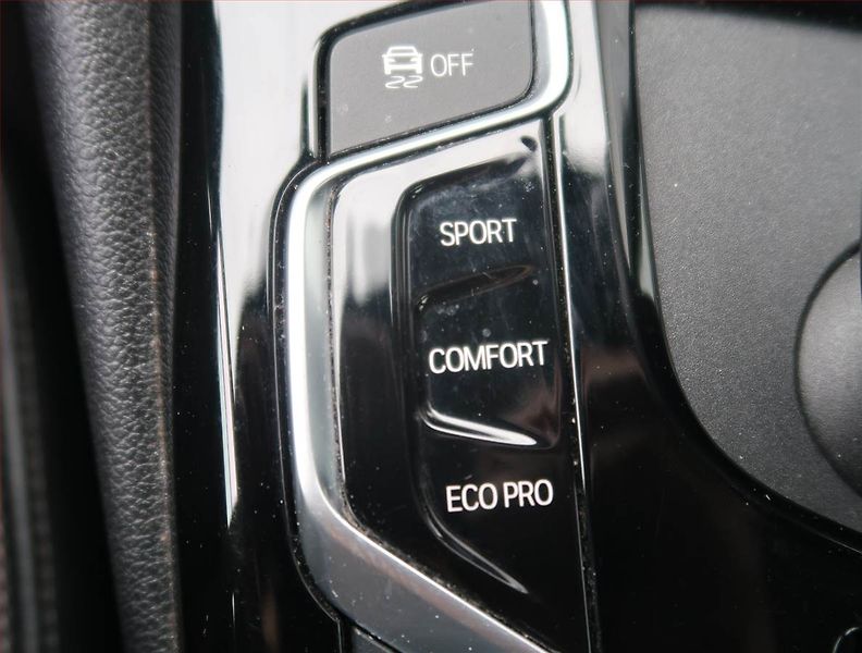 BMW Řada 5 (2019) Sport Line 530d xDrive - fotka 21 z 26