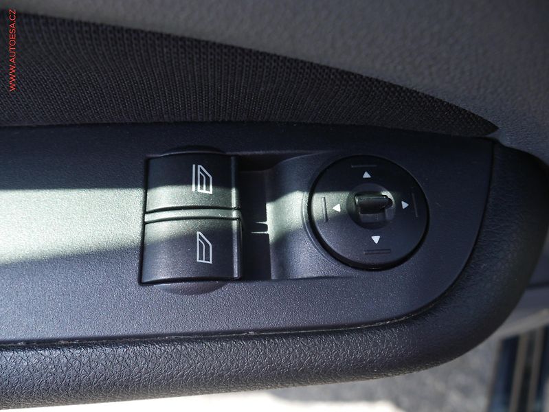 Ford Focus (2008) 1.6 i, ČR, AC, xenon - fotka 12 z 17