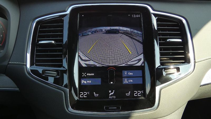 Volvo XC90 B6 AWD R-Design Auto 7 míst - fotka 15 z 26
