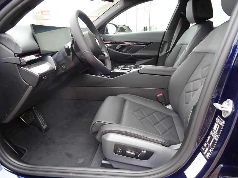 BMW Řada 5 540d xDrive Touring - fotka 2 z 6
