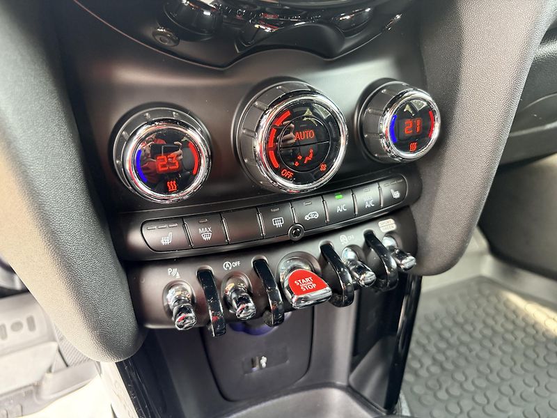 Mini Cooper 1.5 TURBO 100kW LED REZERVACE - fotka 21 z 38