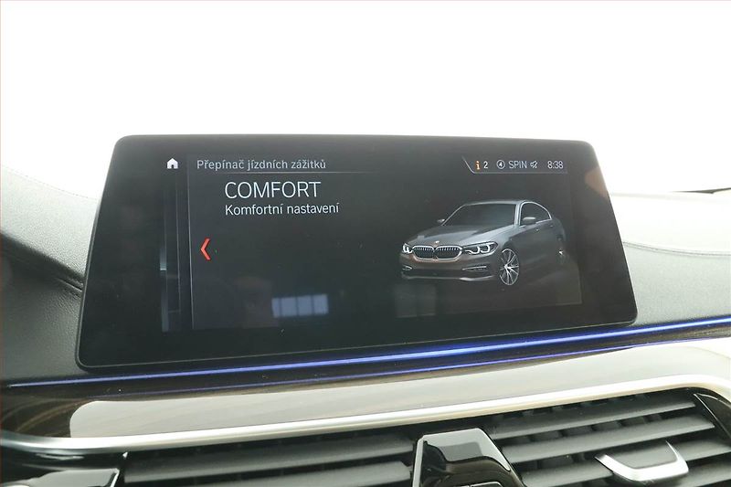 BMW Řada 5 (2017) 530d - fotka 14 z 20
