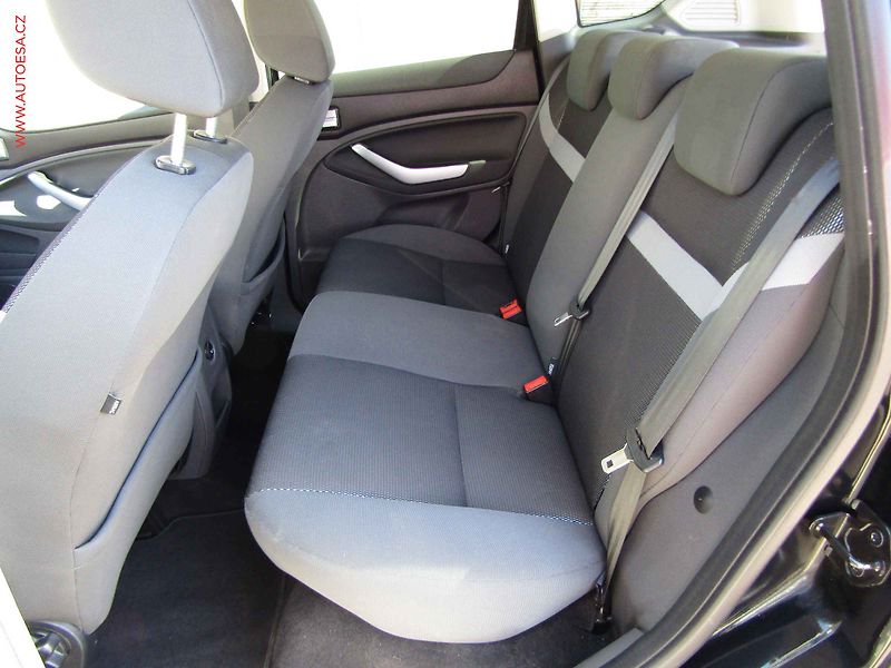 Ford Kuga (2011) 2.0 TDCi, AC, navi, park - fotka 10 z 19