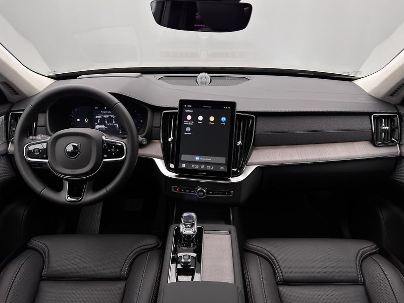 Volvo XC90 (2026) T8 AWD Plug-in ULTRA DARK 7m - fotka 2 z 29