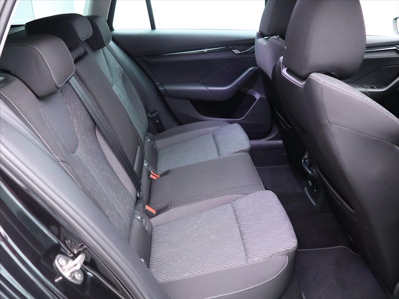 Škoda Octavia 2,0 TDI DSG Navi LED ACC DPH - fotka 13 z 38