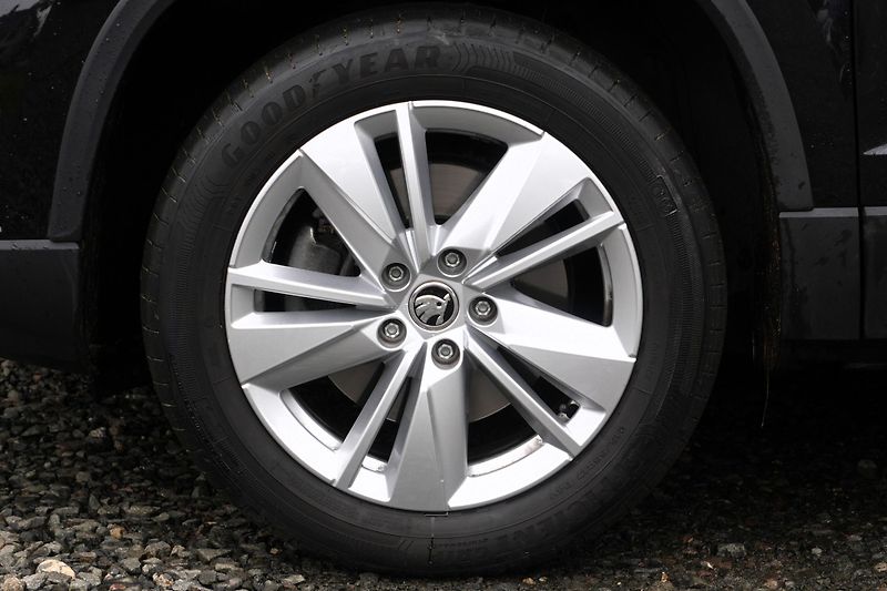 Škoda Karoq 1.5 TSI 110 kW, Kamera,Keyless - fotka 4 z 41