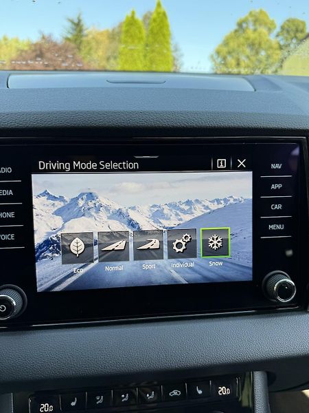 Škoda Karoq (2023) 2.0TDi 110kW 4x4 STYLE DSG TAŽ - fotka 18 z 19