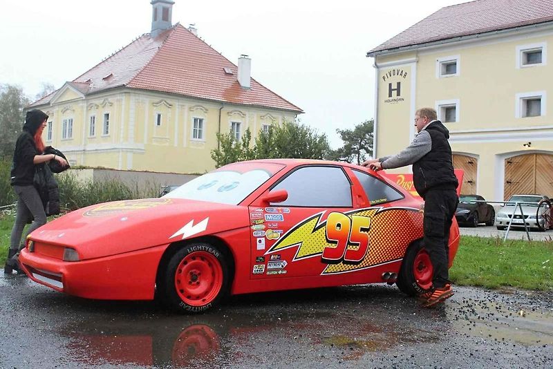 Z podzimního autosrazu v areálu Pivovaru Holanďan v Hlízově.
