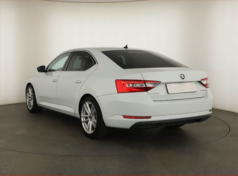 Škoda Superb (2015) 2.0 TDI, Automat, Navi, Xenony - fotka 4 z 15