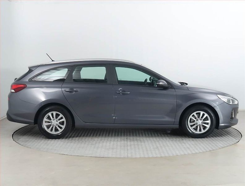 Hyundai i30 (2017) Trikolor 1.0 T-GDI, Serv.kniha - fotka 6 z 17