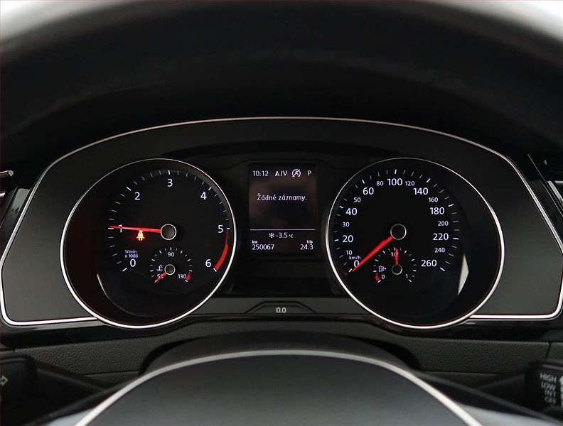 Volkswagen Passat (2018) 2.0 TDI, 4X4, Automat - fotka 11 z 20