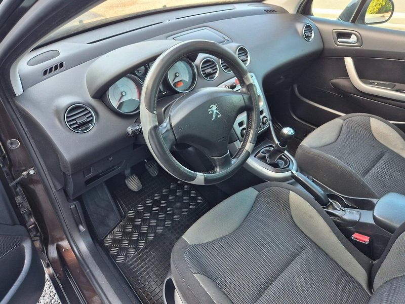 Peugeot 308 (2013) 1.6HDi Xenony , TZ , Nová STK - fotka 21 z 32