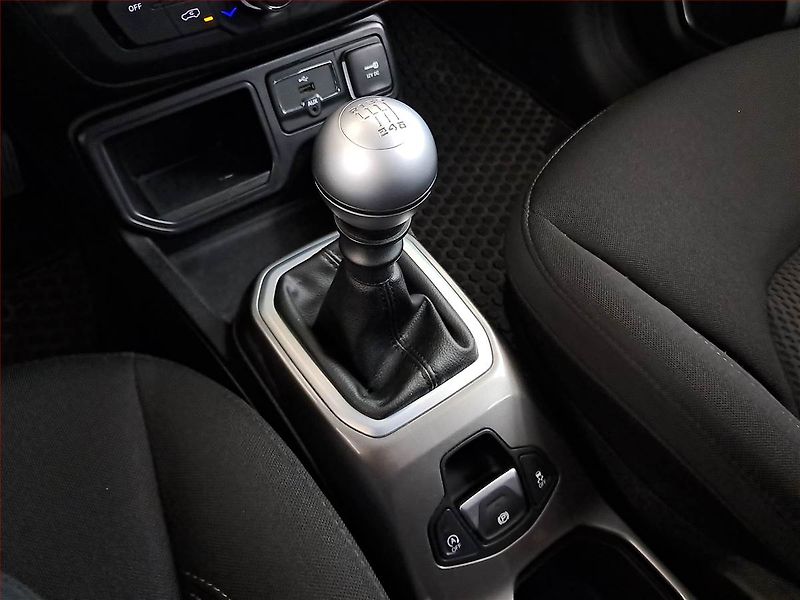 Jeep Renegade (2019) 1.0 T-GDI, Serv.kniha - fotka 16 z 18