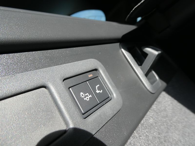 Land Rover Range Rover Velar Dynamic SE P400e - fotka 34 z 37