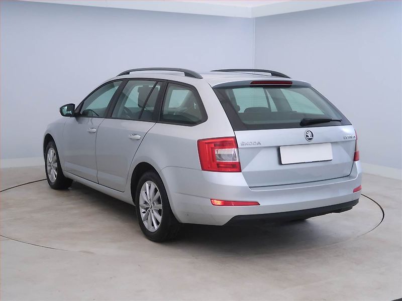 Škoda Octavia (2013) Ambition 1.6 TDI, Serv.kniha - fotka 4 z 13