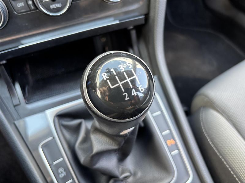 Volkswagen Golf 1,0 TSI 81 kW Comfortline - fotka 40 z 48
