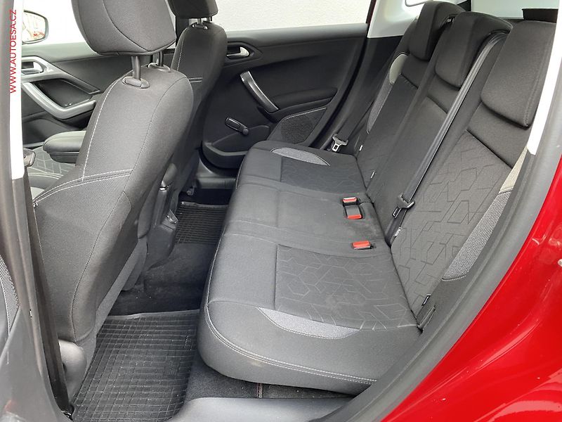 Peugeot 2008 (2018) 1.2 PT, ČR, Allure, park. - fotka 10 z 17