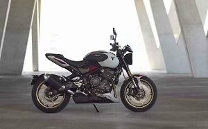 Nový Trident 800 zaplňuje prostor mezi mírným Tridentem 660 a divokým modelem Street Triplem 765.