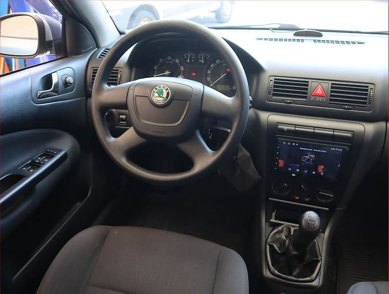 Škoda Octavia (2009) 1.6, Serv.kniha, Park. senzory - fotka 7 z 14