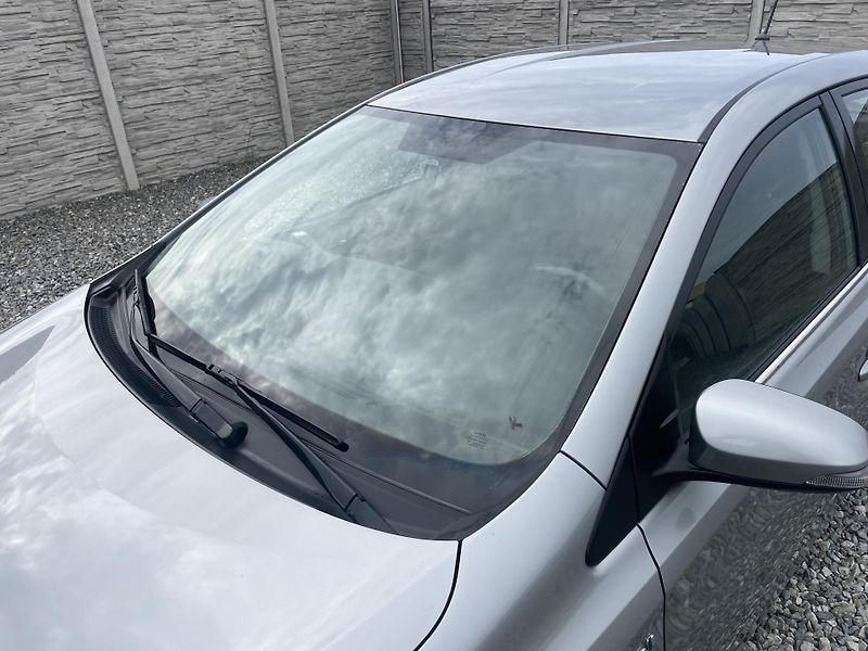 Toyota Auris 1.8i 16v HYBRID AUT SERVIS TOP - fotka 21 z 172