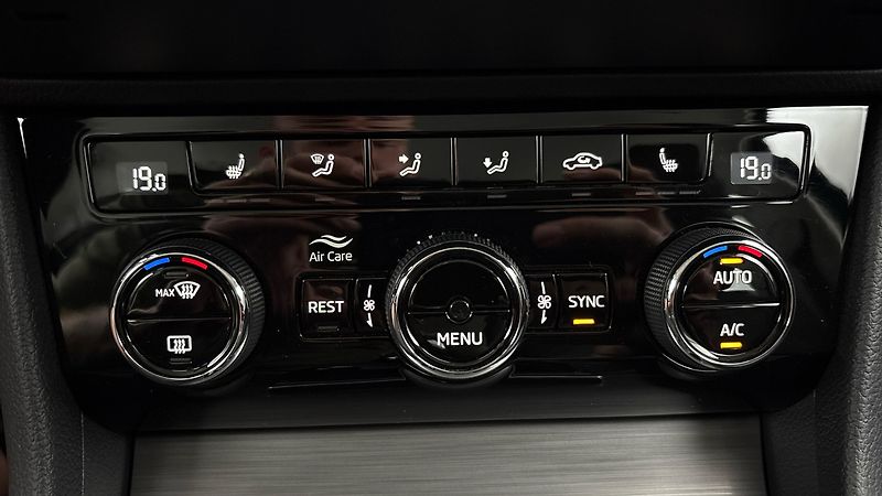 Škoda Superb 2.0 TDI DSG Style Combi - fotka 13 z 27
