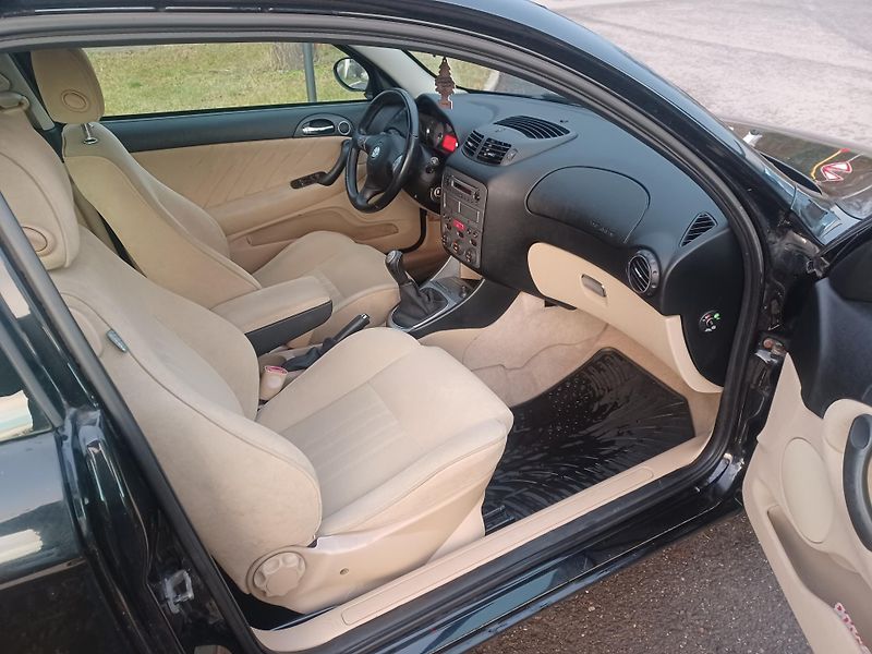 Alfa Romeo 147 1.6i 77kW - fotka 9 z 18